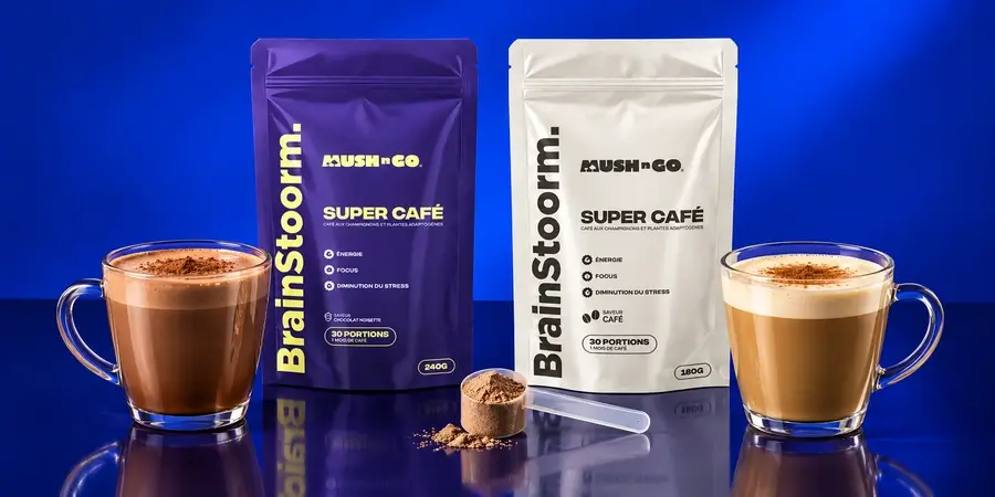 Bolsas de Brainstoorm Choco y Brainstoorm Coffee de Mush N Go con dos tazas preparadas y una cuchara medidora