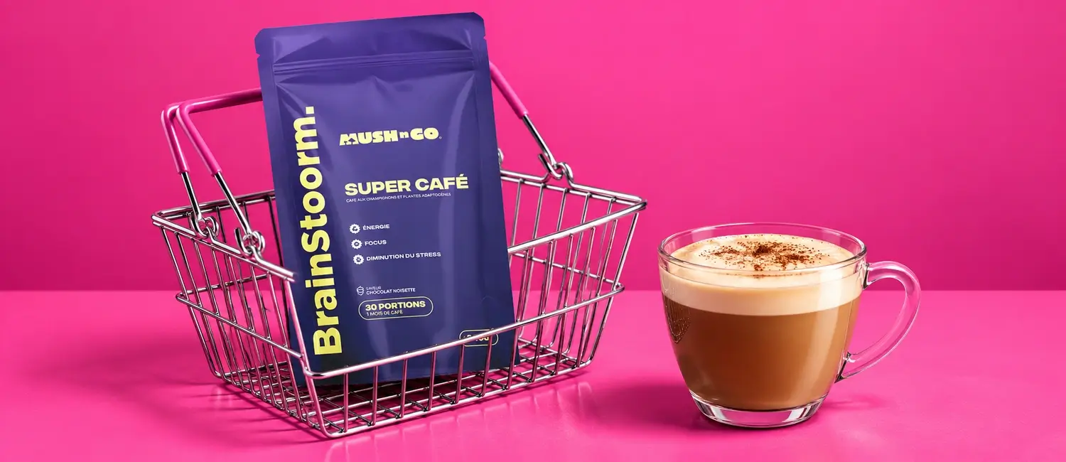 Bolsa de Brainstoorm de Mush N Go dentro de una cesta de la compra metálica, junto a una taza de café de hongos