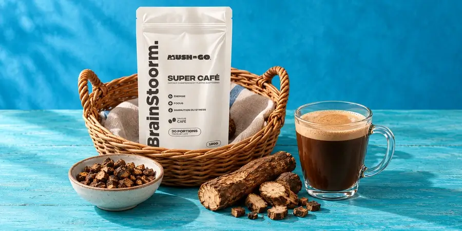 Cesta de mimbre con la bolsa de Brainstoorm Coffee de Mush N Go, una taza de achicoria y raíces de achicoria tostadas