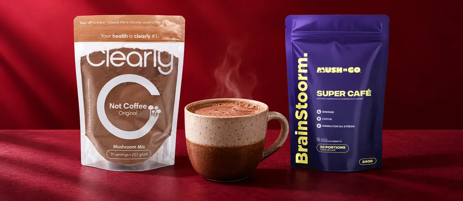 Bolsa transparente de Clearly Not Coffee junto a una taza de bebida de cacao y una bolsa de Brainstoorm de Mush N Go