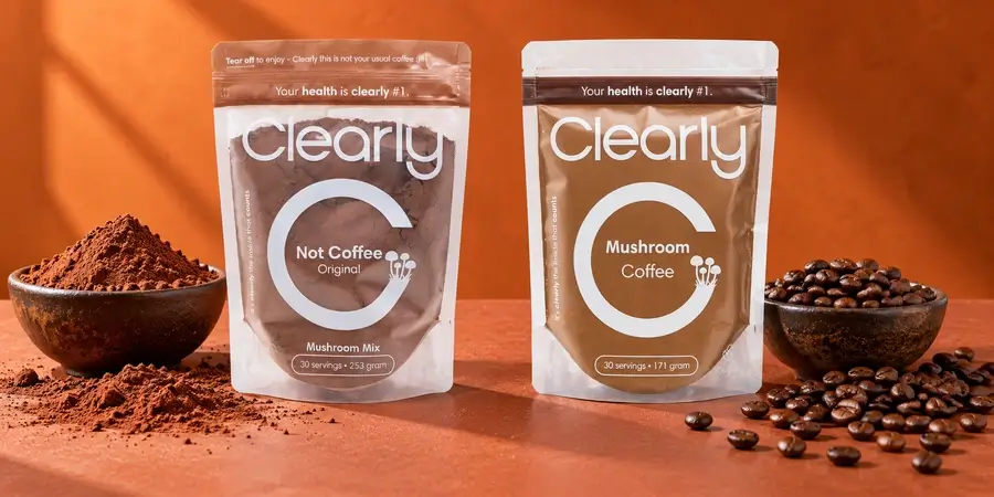 Bolsas transparentes de Clearly Not Coffee en versión cacao y Clearly Mushroom Coffee en versión café, con granos de café y polvo de cacao