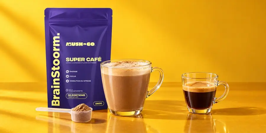 Bolsa de Brainstoorm de Mush N Go con una taza preparada y una cuchara medidora, junto a una taza de expreso
