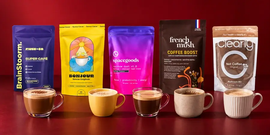 Bolsas de Brainstoorm de Mush N Go, Bonjour Drink, Rainbow Dust de Spacegoods, Coffee Boost de French Mush y Not Coffee de Clearly, cada una con una taza delante