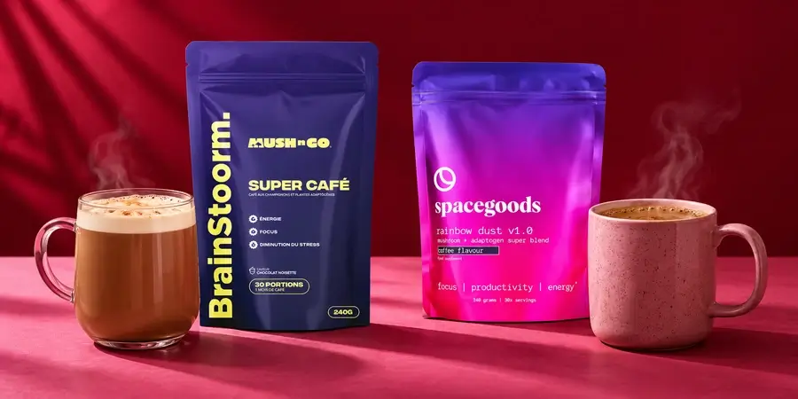 Bolsa de Brainstoorm de Mush N Go junto a una bolsa de Spacegoods Rainbow Dust y dos tazas de bebida caliente