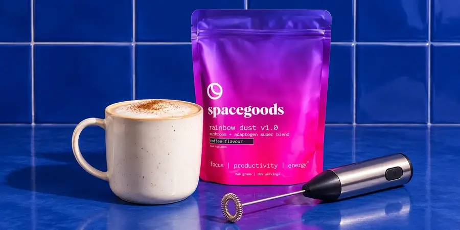 Bolsa de Spacegoods Rainbow Dust con una taza y un espumador de leche