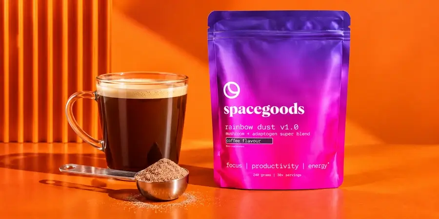 Bolsa de Spacegoods Rainbow Dust con una cuchara medidora metálica llena de polvo y una taza